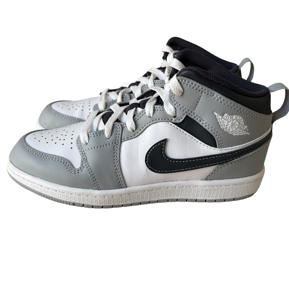 Jordan 1 Mid‎ Light Smoke Grey Sneakers Shoes 640734-078 Kids Size 3 EUC